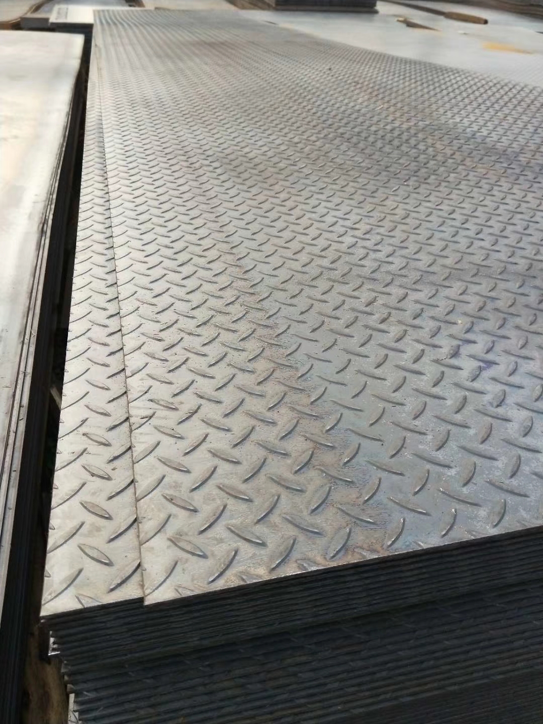 楼梯防滑花纹板 镀锌花纹板 踏步专用镀锌花纹板1.8 2.0 3.