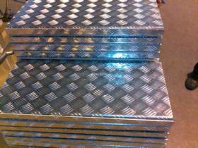 苏州花纹板 工厂防滑铁板 热轧花纹板卷 花纹钢板 楼梯踏步钢板