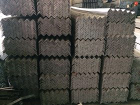 批发各种规格、厚度的黑色角钢和冷热镀锌角钢，材质Q195-Q235，