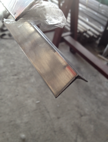 金弘德现货促销不锈钢光面拉丝角钢、不锈钢拉丝角钢！
