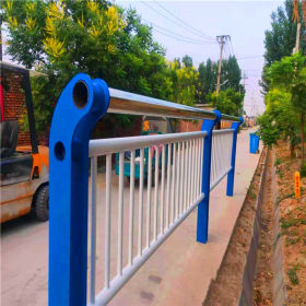 护栏大批量标准生产安装快捷用工少结构美观与环境协调性好。