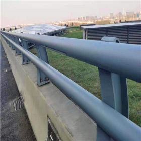 铁路护栏网也可以适合于国内高速公路的桥梁作为捷