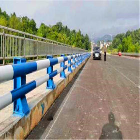 铁路护栏网也可以适合于国内高速公路的桥梁作为捷